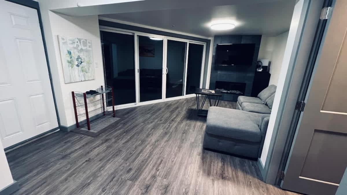 Tranquil Oasis 2 Bedroom Suite With Pool View Виктория Екстериор снимка