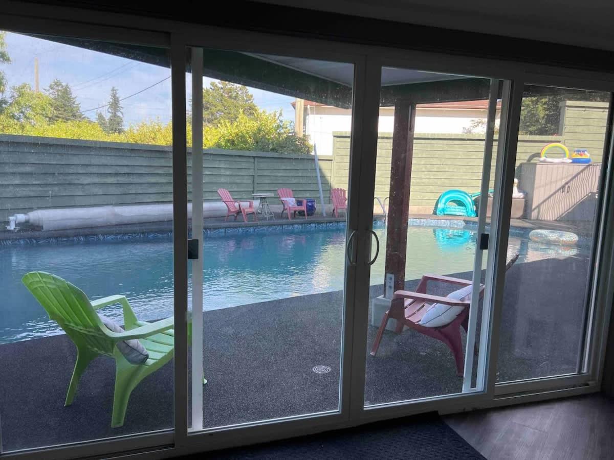 Tranquil Oasis 2 Bedroom Suite With Pool View Виктория Екстериор снимка